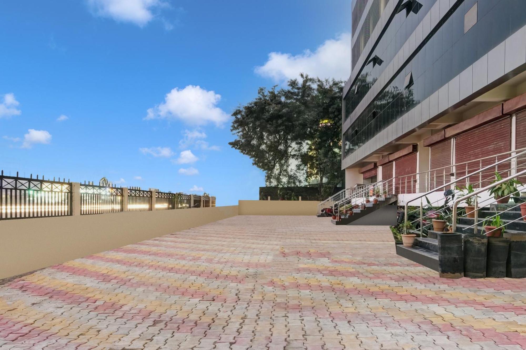Townhouse Oak Sarusajai Stadium Dispur Exterior photo